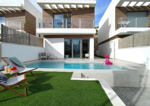 Villa met 3 slaapkamers en 4 badkamers in Orihuela Costa, Alicante